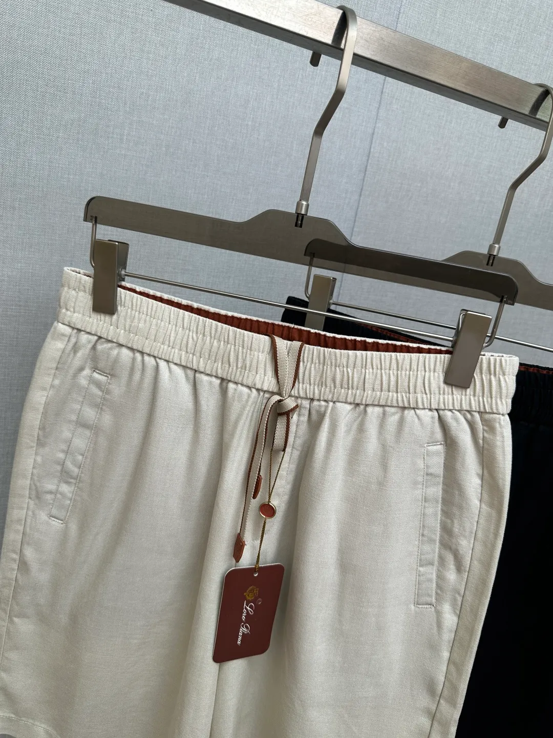 Lazy men wear the ceiling in summer. These ZEGNA linen shorts are really welded to the body. Selected 100% natural linen, the upper body will cool down instantly. The elastic waist does not restrict the figure, and the thick legs and hip width are all hidden. Light rice/dark Navy Blue two-color Versatile, paired with shirts, T-shirts, and POLOs, directly bring out the old money style. Daily walks, beach outings, and Coffee Brown shopping. Easily wear it to create a low-key, elegant and mature texture. Sizem M-3XL